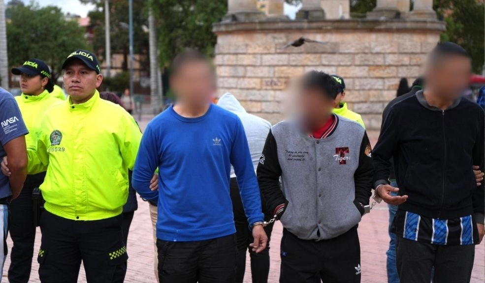 Capturan a 30 personas por vender drogas en colegios y universidades 9 Capturan a 30 personas por vender drogas en colegios y universidades Una ofensiva contra el microtráfico en Bogotá ha resultado en la captura de 30 personas vinculadas a la venta de drogas en entornos escolares, universitarios y zonas turísticas del centro.