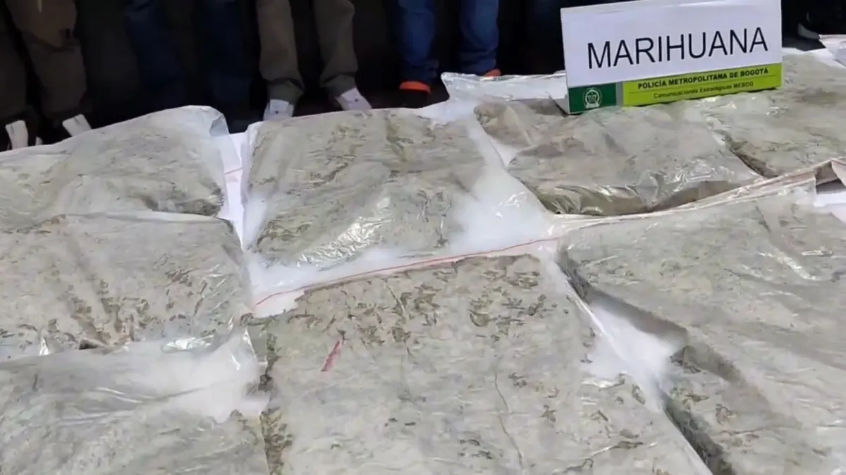 Capturan a 40 miembros de dos organizaciones criminales dedicadas al microtráfico 3 Capturan a 40 miembros de dos organizaciones criminales dedicadas al microtráfico La Policía Metropolitana de Bogotá y la Fiscalía General de la Nación lograron la captura de 40 presuntos integrantes de dos peligrosas bandas criminales dedicadas al microtráfico.