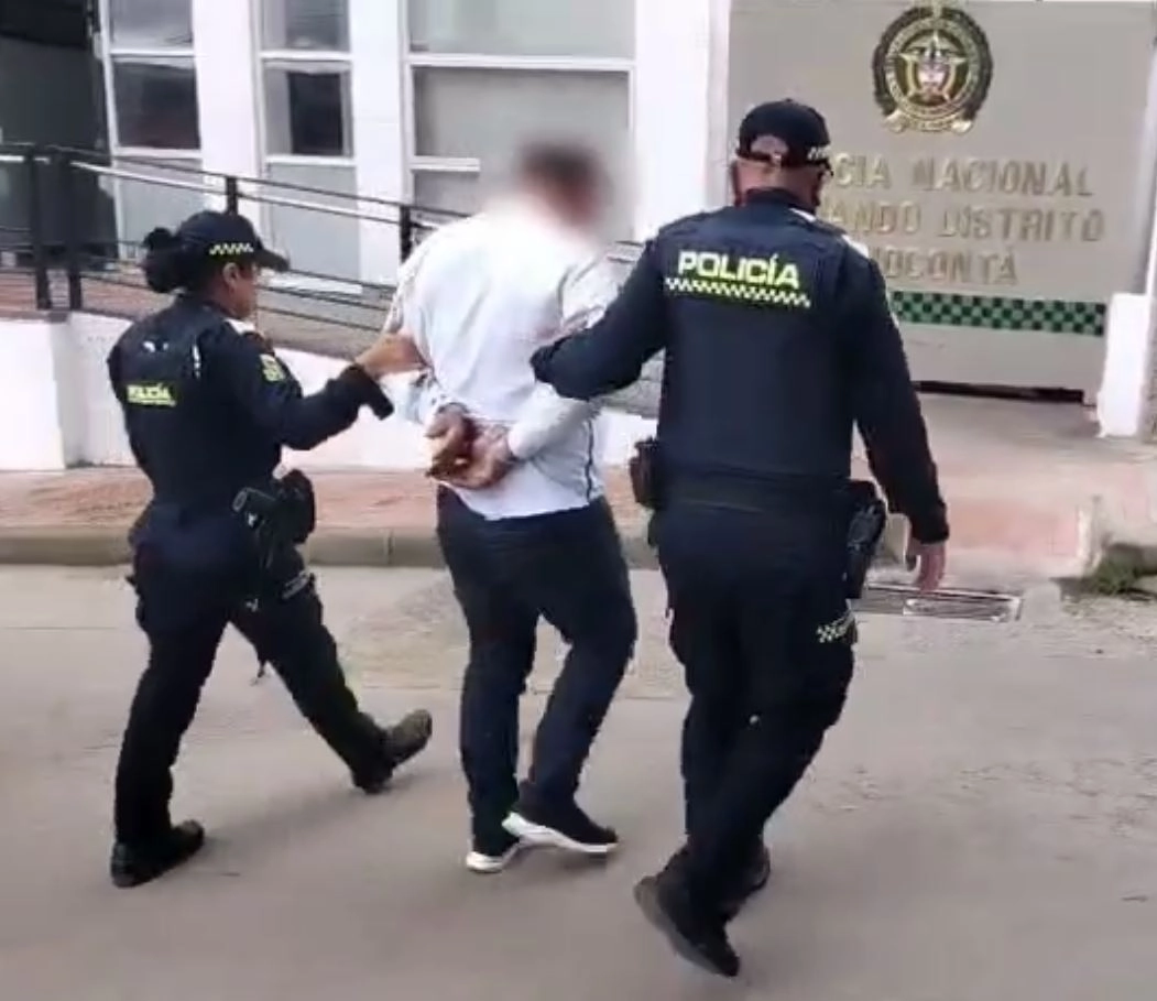 Capturan a sujeto que abusó a una menor en Usaquén: contaba con antecedentes Un sujeto conocido como Dueñas Moreno fue capturado en Manta, Cundinamarca, tras ser señalado como el presunto responsable del abuso sexual de una menor en mayo de 2025 en el barrio Verbenal, Usaquén.