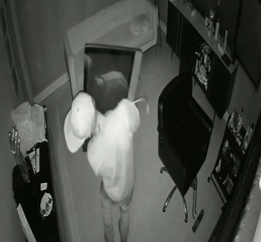 Capturan en Chapinero a indigente por robar millonaria mercancía de local Un hombre de 29 años, en aparente condición de habitante de calle, fue capturado en Chapinero durante la madrugada del miércoles. Se le acusa de ingresar a un establecimiento comercial por la modalidad de ventosa y robar un computador portátil avaluado en más de cinco millones de pesos.