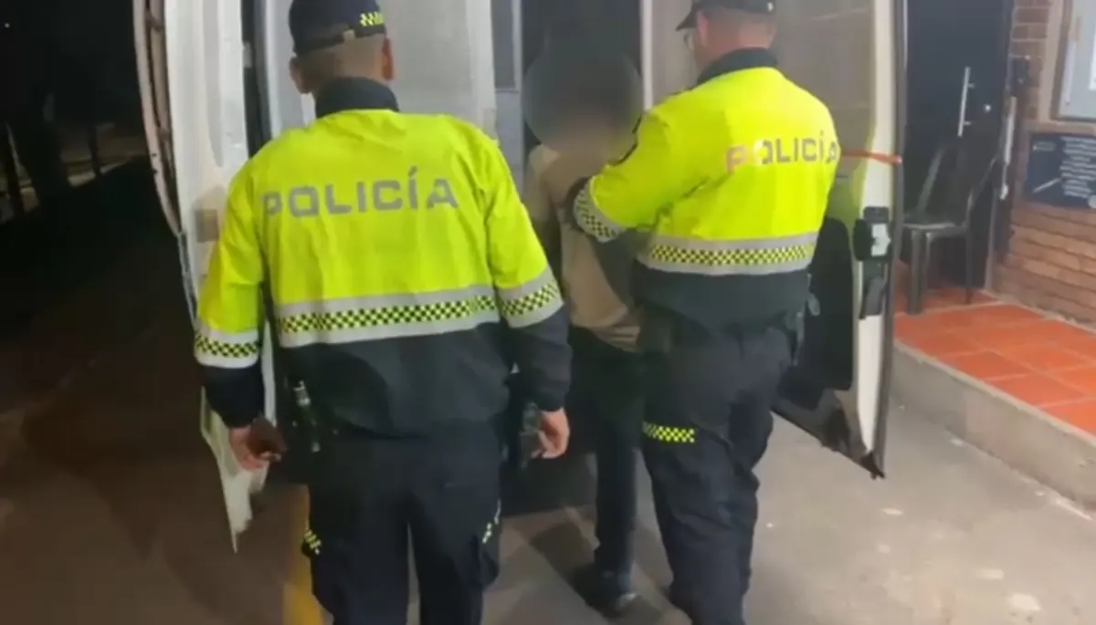 Capturan en Chapinero a indigente por robar millonaria mercancía de local Un hombre de 29 años, en aparente condición de habitante de calle, fue capturado en Chapinero durante la madrugada del miércoles. Se le acusa de ingresar a un establecimiento comercial por la modalidad de ventosa y robar un computador portátil avaluado en más de cinco millones de pesos.