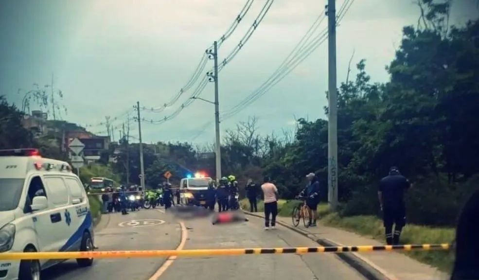 Ciudad Bolívar: ambulancia, involucrada en muerte de dos personas en moto, en Villa Gloria Indignación hay en Ciudad Bolívar, luego de conocerse la muerte de dos hombres, que iban en motocicleta, tras ser embestidos por una ambulancia, en Villa Gloria. Asocian a este hecho con la 'guerra del Soat'.
