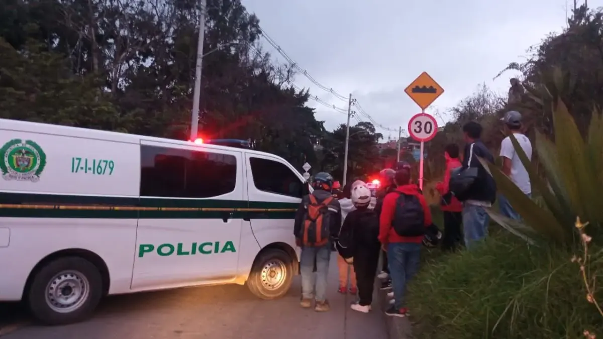 Puente Aranda: pillan a ambulancias corriendo en piques ilegales 3 Puente Aranda: pillan a ambulancias corriendo en piques ilegales En una avenida de Puente Aranda fueron grabadas dos ambulancias participando en piques ilegales. Una de estas, al parecer, fue usada por delincuentes el año pasado.