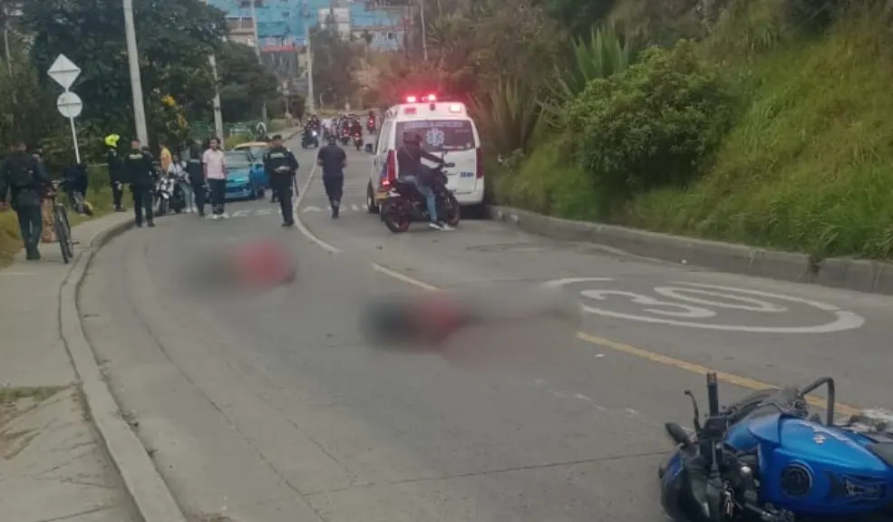 Ciudad Bolívar: ambulancia, involucrada en muerte de dos personas en moto, en Villa Gloria Indignación hay en Ciudad Bolívar, luego de conocerse la muerte de dos hombres, que iban en motocicleta, tras ser embestidos por una ambulancia, en Villa Gloria. Asocian a este hecho con la 'guerra del Soat'.