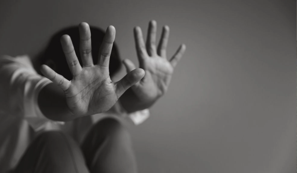 Condena perpetua a extranjero por abusar de menores en Colombia 1 Condena perpetua a extranjero por abusar de menores en Colombia Un ciudadano con doble nacionalidad, ecuatoriana y estadounidense, fue sentenciado a cadena perpetua en Estados Unidos por el grave delito de abusar de menores en Colombia.