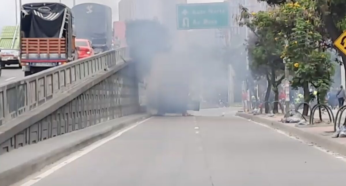 Un camión se incendió en plena calle de Ciudad Bolívar Una emergencia vial paralizó la Autopista Sur durante la tarde de este lunes, a la altura del barrio Perdomo, en Ciudad Bolívar, donde un camión se incendió en plena vía.