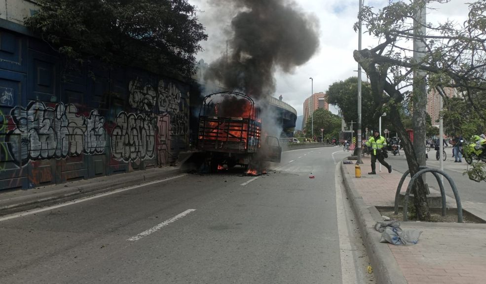 Un camión se incendió en plena calle de Ciudad Bolívar Una emergencia vial paralizó la Autopista Sur durante la tarde de este lunes, a la altura del barrio Perdomo, en Ciudad Bolívar, donde un camión se incendió en plena vía.