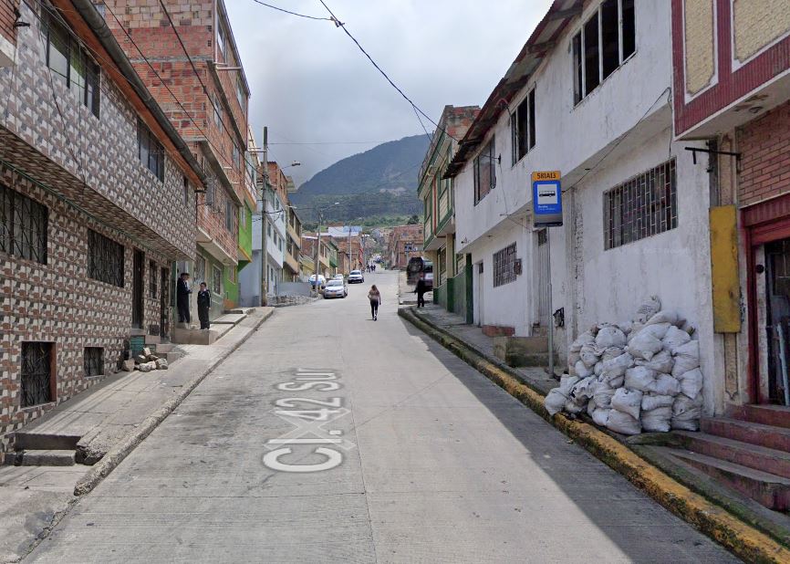 Crimen a sangre fría en San Cristóbal: asesinan a motociclista en plena vía 1 Crimen a sangre fría en San Cristóbal: asesinan a motociclista en plena vía Marco Barragán, de 43 años, fue asesinado con dos disparos mientras se movilizaba en su motocicleta por el barrio Moralba, en San Cristóbal.
