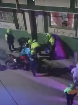 Crimen a sangre fría en San Cristóbal: asesinan a motociclista en plena vía 2 Crimen a sangre fría en San Cristóbal: asesinan a motociclista en plena vía Marco Barragán, de 43 años, fue asesinado con dos disparos mientras se movilizaba en su motocicleta por el barrio Moralba, en San Cristóbal.