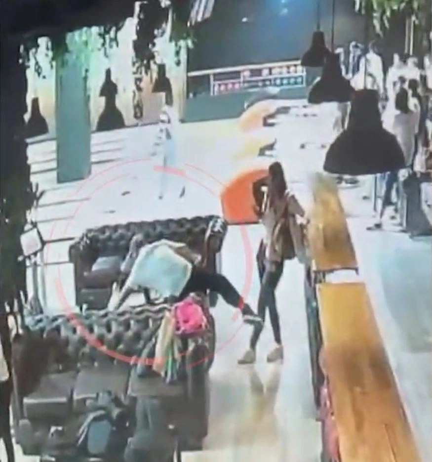 Cuatro capturados por millonario hurto a turistas extranjeros en Fontibón 1 Cuatro capturados por millonario hurto a turistas extranjeros en Fontibón Cuatro personas, tres hombres y una mujer, fueron capturadas en flagrancia en Fontibón, cerca del centro comercial Multiplaza, tras cometer un millonario hurto a dos turistas extranjeras.