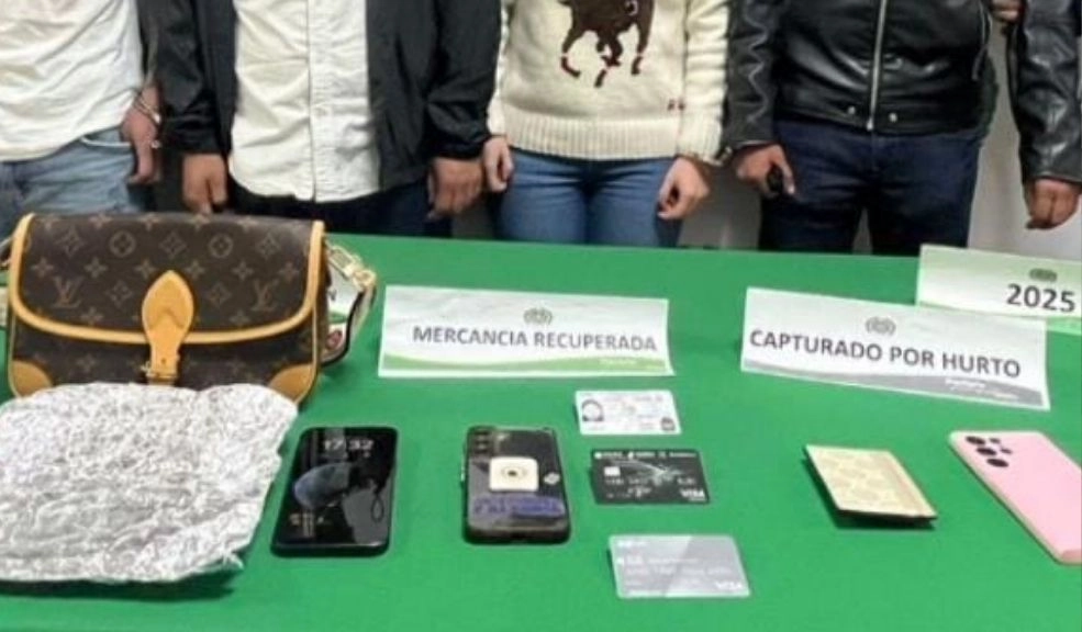 Cuatro capturados por millonario hurto a turistas extranjeros en Fontibón 2 Cuatro capturados por millonario hurto a turistas extranjeros en Fontibón Cuatro personas, tres hombres y una mujer, fueron capturadas en flagrancia en Fontibón, cerca del centro comercial Multiplaza, tras cometer un millonario hurto a dos turistas extranjeras.