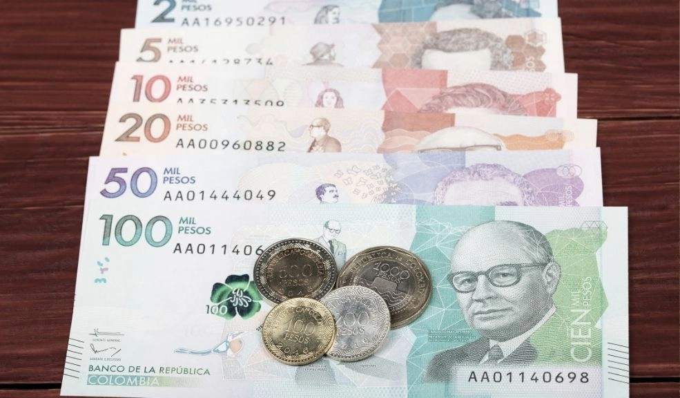Cuidado: suplantadores se hacen pasar por funcionarios del Acueducto de Bogotá 1 Cuidado: suplantadores se hacen pasar por funcionarios del Acueducto de Bogotá Estos falsos trabajadores exigen dinero en efectivo por supuestos servicios o revisiones, incurriendo en estafas que, en algunos casos, terminan en robos.