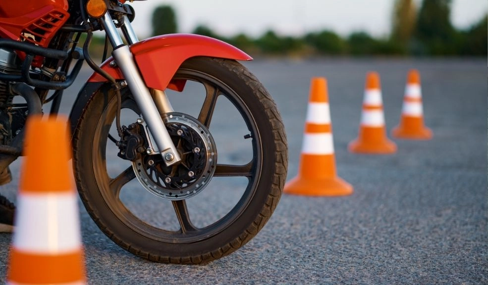 Curso gratuito para motociclistas en Bogotá este 26 de julio 1 Curso gratuito para motociclistas en Bogotá este 26 de julio El curso se llevará a cabo el sábado 26 de julio de 2025, desde las 7:30 a. m. hasta el mediodía, en la Casa de la Cultura de Ciudad Bolívar, ubicada en la avenida Villavicencio con carrera 38.