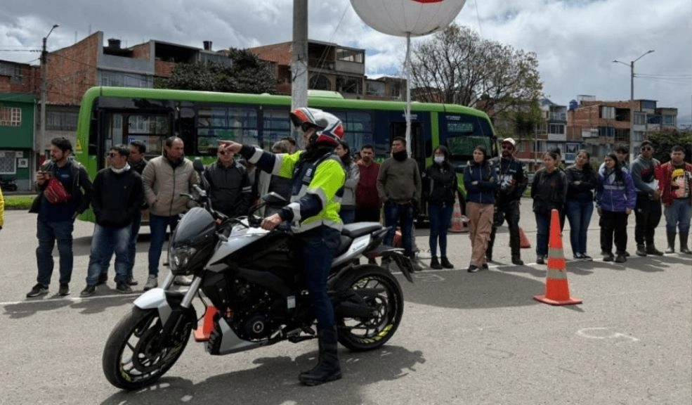 Curso gratuito para motociclistas en Bogotá este 26 de julio El curso se llevará a cabo el sábado 26 de julio de 2025, desde las 7:30 a. m. hasta el mediodía, en la Casa de la Cultura de Ciudad Bolívar, ubicada en la avenida Villavicencio con carrera 38.