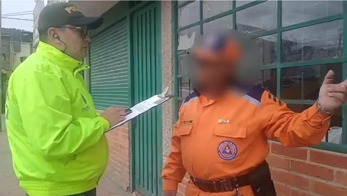 Cota: miembro de la Defensa Civil, a la cárcel por abusar de su hijastra. Hay más detalles del caso 1 Cota: miembro de la Defensa Civil, a la cárcel por abusar de su hijastra. Hay más detalles del caso Este sujeto, miembro de la Defensa Civil, quien era buscado por orden judicial, fue detenido en Cota por los delitos de acceso carnal violento agravado, actos sexuales con menor de 14 años. La historia.
