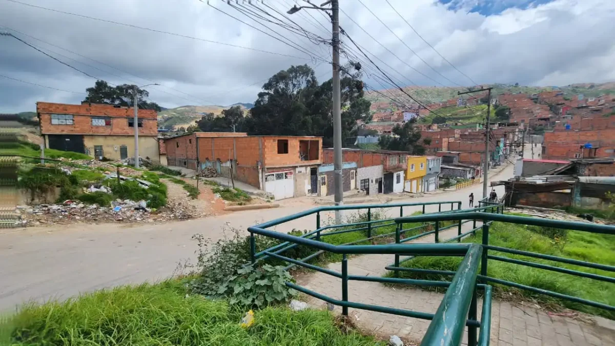 Ciudad Bolívar: desgarradora muerte de bebé en el barrio Divino Niño Según las investigaciones, el menor que fue encontrado muerto en su casa, en el barrio Divino Niño (Ciudad Bolívar), habría sido víctima de maltrato. Estaba al cuidado de su padrastro.