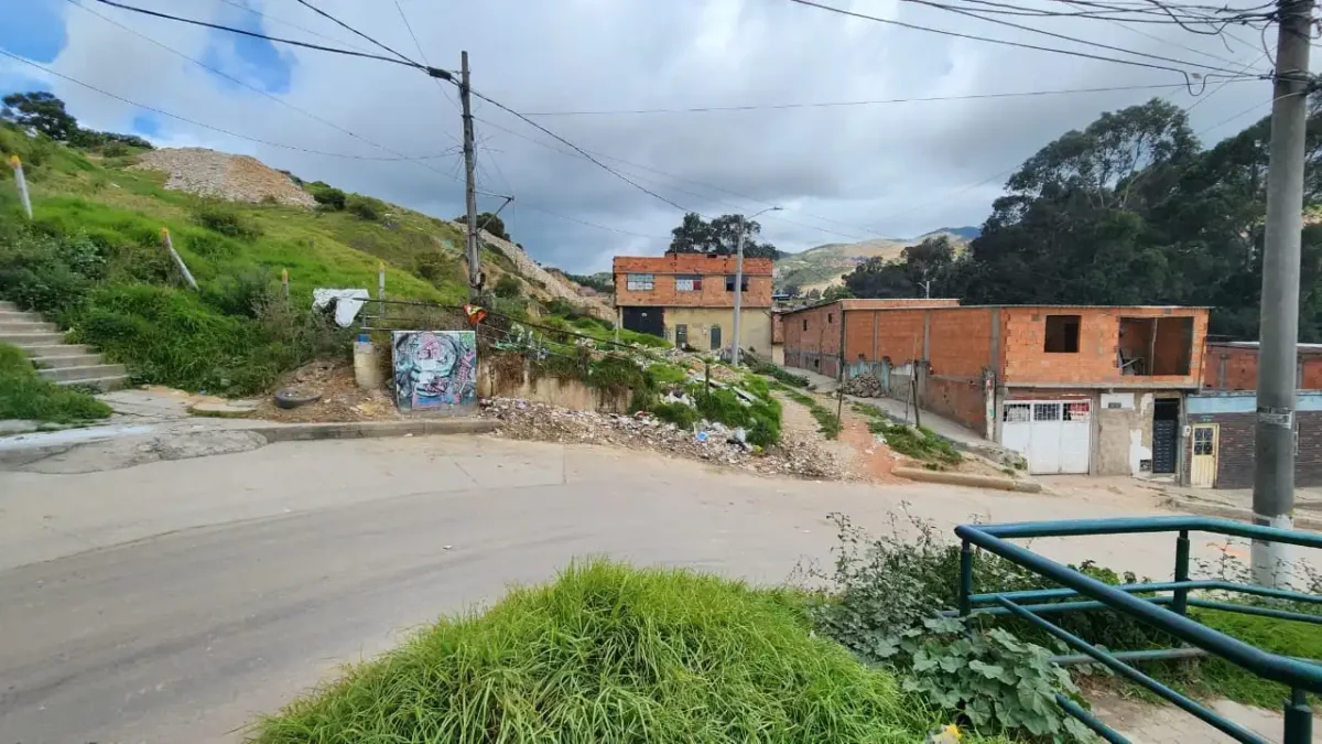 Ciudad Bolívar: desgarradora muerte de bebé en el barrio Divino Niño Según las investigaciones, el menor que fue encontrado muerto en su casa, en el barrio Divino Niño (Ciudad Bolívar), habría sido víctima de maltrato. Estaba al cuidado de su padrastro.