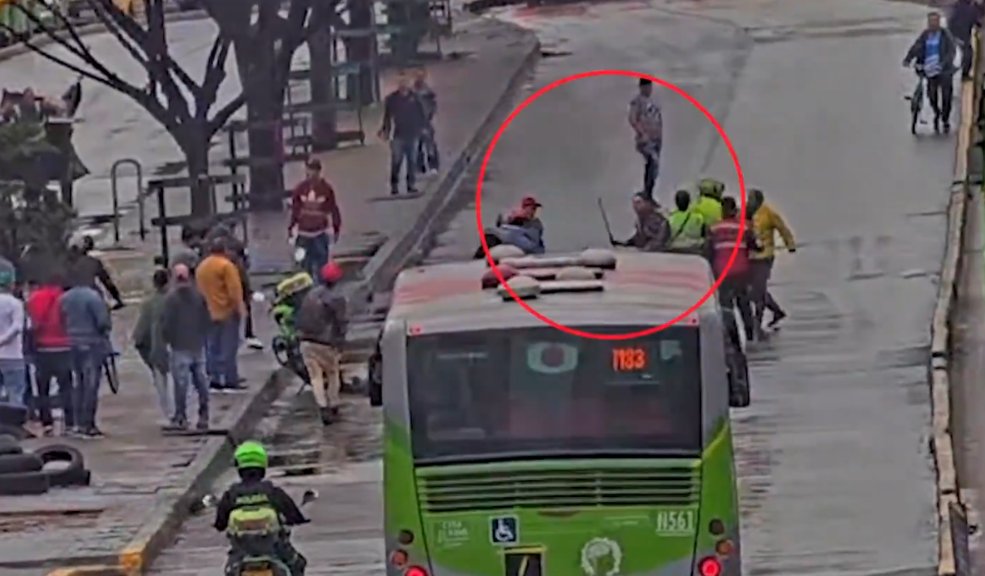 Dos capturados por darse machete en plena vía pública