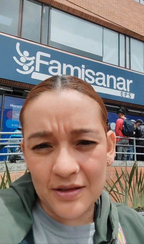 EPS juega con la salud de Salomé, la hincha de Millonarios, tras negligencia médica 1 EPS juega con la salud de Salomé, la hincha de Millonarios, tras negligencia médica La vida de Salomé está en riesgo por la demora de Famisanar en autorizar un medicamento vital. Su madre denuncia públicamente la negligencia de la EPS.