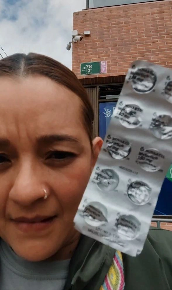 EPS juega con la salud de Salomé, la hincha de Millonarios, tras negligencia médica 2 EPS juega con la salud de Salomé, la hincha de Millonarios, tras negligencia médica La vida de Salomé está en riesgo por la demora de Famisanar en autorizar un medicamento vital. Su madre denuncia públicamente la negligencia de la EPS.