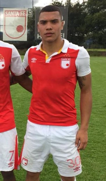 Vuelve y juega: exjugador de Santa Fe, capturado por presunto robo de apartamentos 2 Vuelve y juega: exjugador de Santa Fe, capturado por presunto robo de apartamentos Camilo Charria, quien tuvo un paso por clubes profesionales como Santa Fe y Tigres, fue capturado en Sogamoso por, presuntamente, participar en un robo de apartamentos. Tiene antecedentes por este delito. Le contamos.
