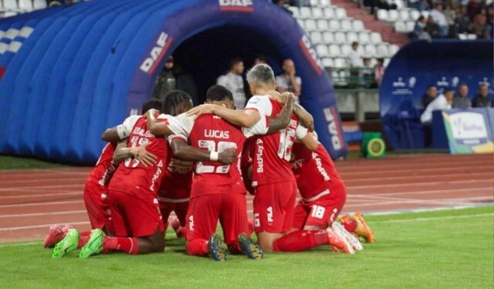 Vuelve y juega: exjugador de Santa Fe, capturado por presunto robo de apartamentos Camilo Charria, quien tuvo un paso por clubes profesionales como Santa Fe y Tigres, fue capturado en Sogamoso por, presuntamente, participar en un robo de apartamentos. Tiene antecedentes por este delito. Le contamos.