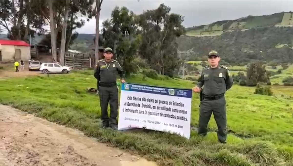 Extinción de dominio a 3 millonarios inmuebles de bandas criminales en Cundinamarca Tres inmuebles en Cundinamarca fueron ocupados por las autoridades en operativos contra estructuras criminales, los cuales tendrían un valor de más de $4.350 millones.