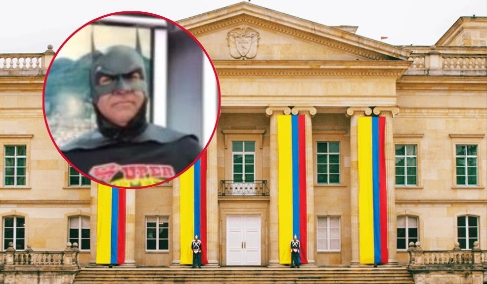 El ‘Batman’ colombiano entra en la carrera presidencial de 2026 2 El ‘Batman’ colombiano entra en la carrera presidencial de 2026 Mosquera, de 55 años y residente del barrio Castilla, al suroccidente de Bogotá, es conocido por su activismo político y sus peculiares campañas disfrazado del “caballero de la noche”.