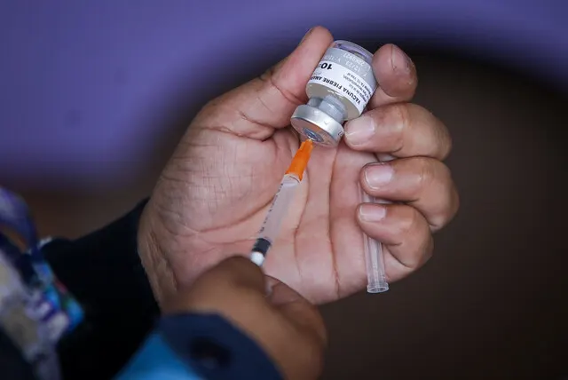 Emergencia por fiebre amarilla: autoridades sanitarias piden no bajar la guardia Desde comienzos de este año se ha evidenciado un grave aumento de casos de fiebre amarilla, enfermedad así denominada según el Ministerio de Salud por la coloración amarillenta que presentan en la piel y los ojos quienes la padecen.