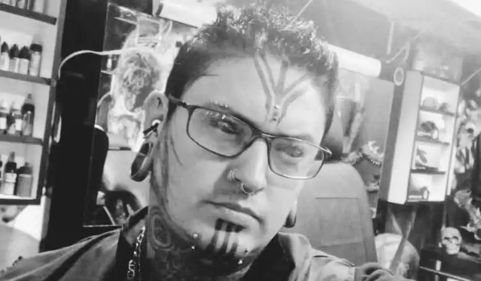 En Ciudad Bolívar: asesinaron al tatuador Cristian Camilo dentro de su local; su familia exige justicia 1 En Ciudad Bolívar: asesinaron al tatuador Cristian Camilo dentro de su local; su familia exige justicia El crimen ocurrió pasadas las 9:00 a. m. y quedó registrado en cámaras de seguridad, que hoy son pieza clave en la investigación que adelanta la Sijín de la Policía Metropolitana.