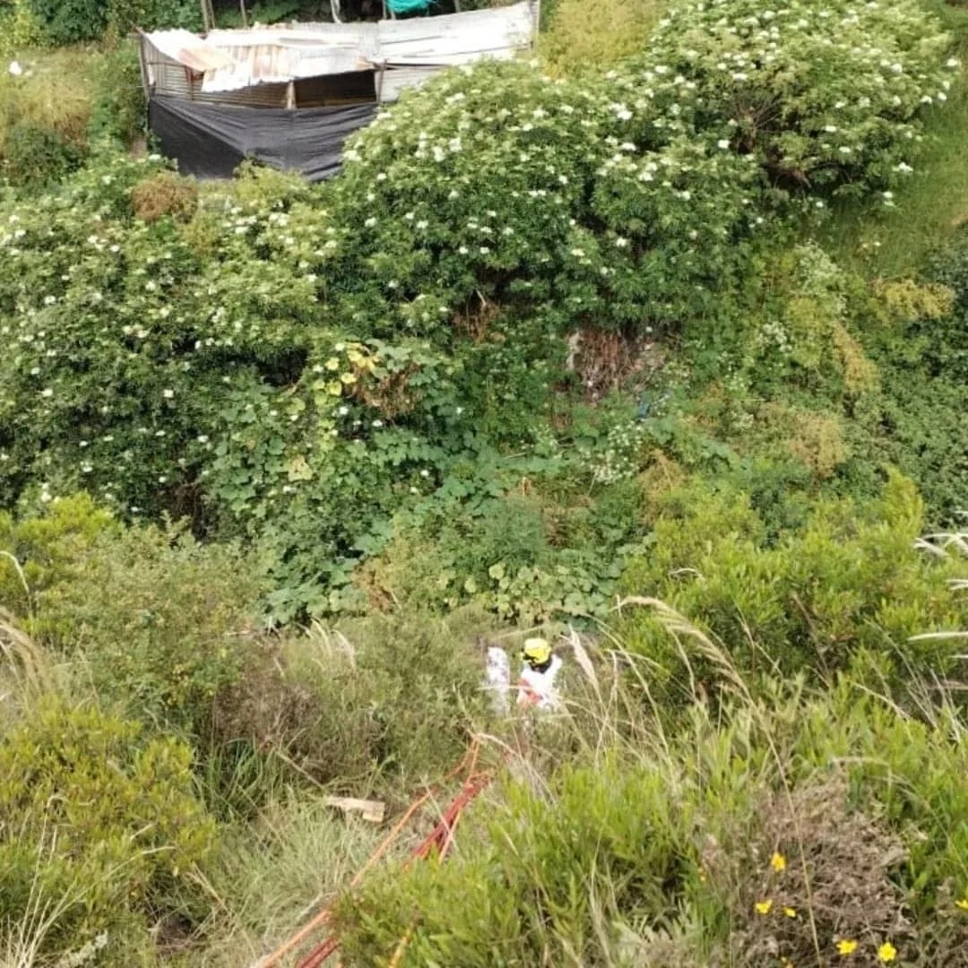 En Ciudad Bolívar: aterrador hallazgo de un cuerpo envuelto en sábanas en El Mirador Paraíso Las autoridades realizaron el levantamiento de un cuerpo hallado en zona de invasión de Ciudad Bolívar. Le contamos cómo dieron con el paradero del fallecido.