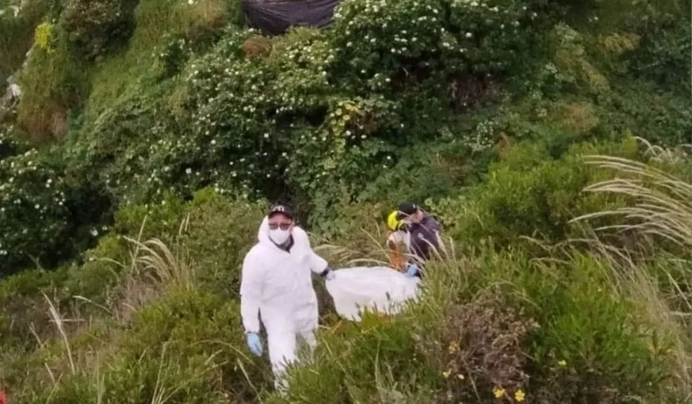 En Ciudad Bolívar: aterrador hallazgo de un cuerpo envuelto en sábanas en El Mirador Paraíso Las autoridades realizaron el levantamiento de un cuerpo hallado en zona de invasión de Ciudad Bolívar. Le contamos cómo dieron con el paradero del fallecido.