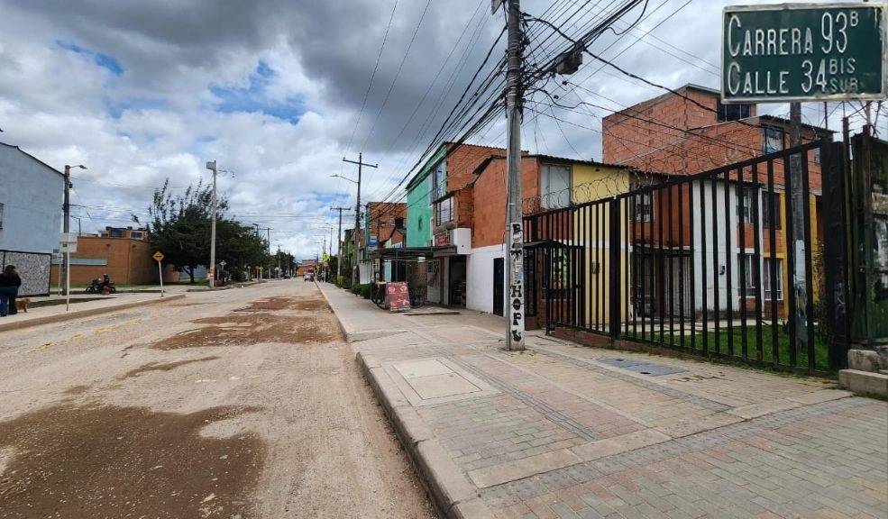 En Kennedy: taxista muere apuñalado por un menor tras defender a su novia Un taxista de 31 años, fue asesinado a puñaladas por parte de un menor frente a varios vecinos de la localidad de Kennedy, al parecer, tras un altercado con una mujer.