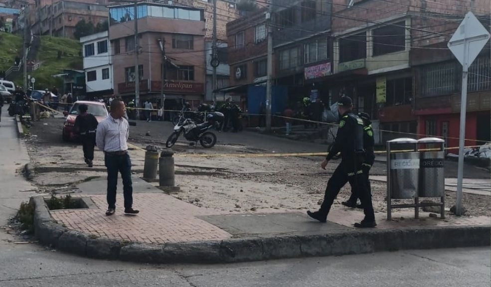 En La Playita de Ciudad Bolívar, sicarios mataron a una persona e hirieron a otra 5 En La Playita de Ciudad Bolívar, sicarios mataron a una persona e hirieron a otra Sujetos en motocicleta atacaron a dos personas con arma de fuego, quitándole la vida a una de ellas en La Palyita, Ciudad Bolívar. Según el reporte de las autoridades, una de las víctimas tiene antecedentes judiciales.