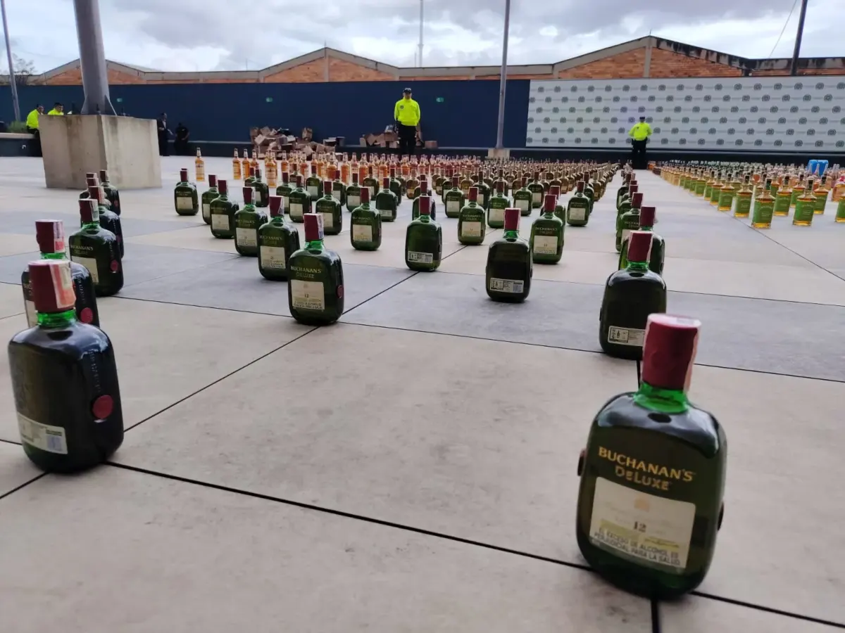 En Los Mártires: Policía incauta más de mil botellas de alcohol adulterado 2 En Los Mártires: Policía incauta más de mil botellas de alcohol adulterado La Policía de Bogotá, en coordinación con la Gobernación de Cundinamarca, incautó 1.752 botellas de licor adulterado en Los Mártires.