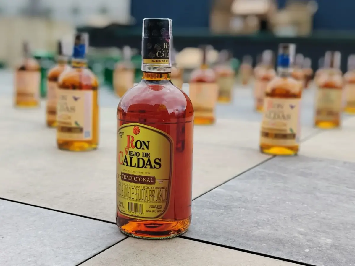 En Los Mártires: Policía incauta más de mil botellas de alcohol adulterado 1 En Los Mártires: Policía incauta más de mil botellas de alcohol adulterado La Policía de Bogotá, en coordinación con la Gobernación de Cundinamarca, incautó 1.752 botellas de licor adulterado en Los Mártires.
