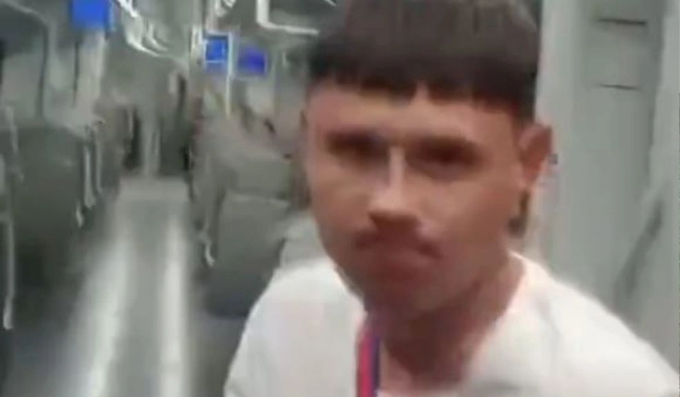 En Madrid, España: pelea entre hinchas del América y Cali causa indignación Un video grabado en pleno verano europeo muestra a dos jóvenes colombianos intercambiando insultos en el metro de Madrid. Por su acento caleño y sus camisetas, se identifican como seguidores del América y el Deportivo Cali. La escena, marcada por frases del argot barrista como “la vida por los colores”, se viralizó rápidamente y reactivó el debate sobre el comportamiento de algunos migrantes colombianos en espacios públicos del exterior.