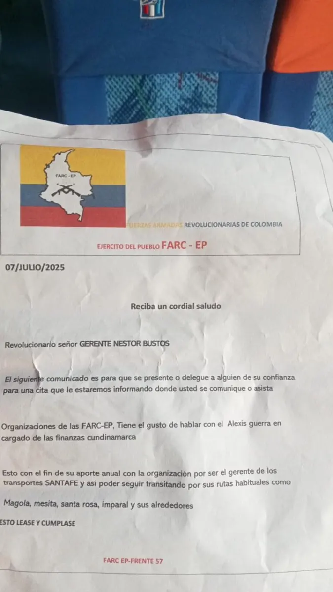 En Supatá: amenazan a conductor de servicio público en nombre de las FARC Tres hombres que se identificaron como integrantes de las FARC obligaron a un bus de servicio público a detenerse en el sector La Batea, Cundinamarca, dejando un panfleto amenazante y grafitis alusivos al grupo armado.