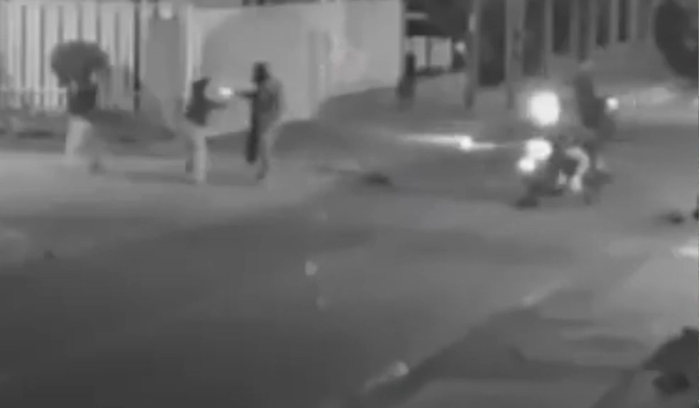 En Teusaquillo: robo a dos mujeres fue captado por cámaras de seguridad 3 En Teusaquillo: robo a dos mujeres fue captado por cámaras de seguridad