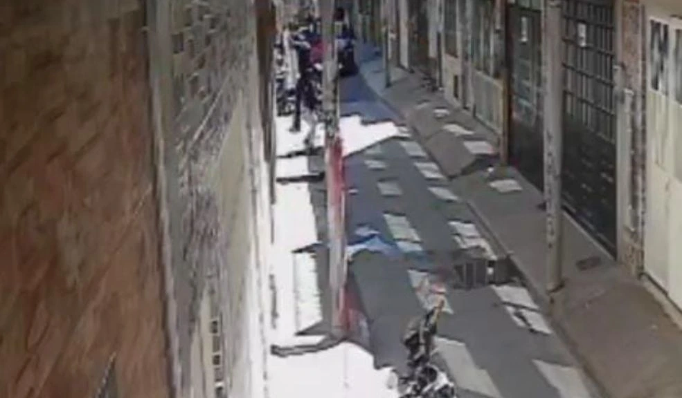 En video: habitante de Bosa Laureles se lanzó desde el segundo piso para coger al ladrón de su moto 8 En video: habitante de Bosa Laureles se lanzó desde el segundo piso para coger al ladrón de su moto En redes sociales se hizo viral un video que muestra a un habitante del barrio Bosa Laureles lanzándose desde el segundo piso de su casa para evitar que le robaran su moto.