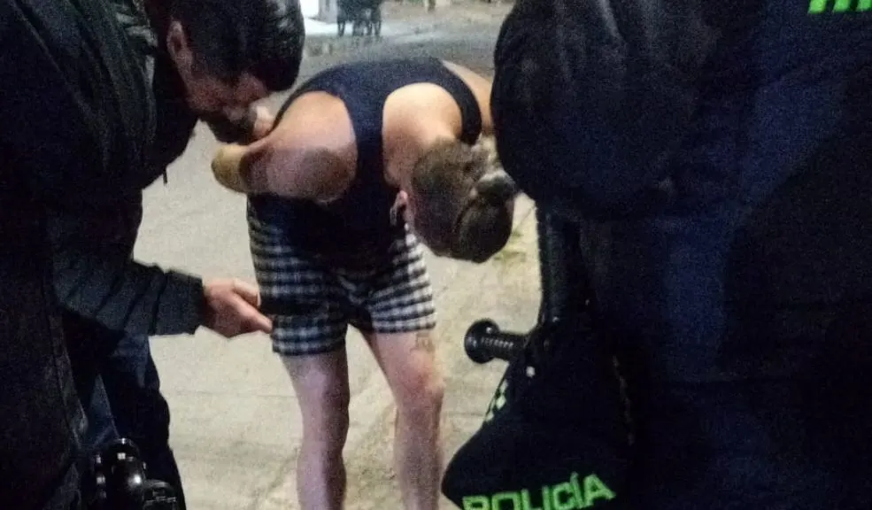 En el barrio Roma, Kennedy, sujeto fue capturado por, al parecer, abusar de una menor Q'HUBO habló con la mamá de una niña de 13 años, quien, al parecer, fue abusada sexualmente por un sujeto que se aprovechó de ella. Nos relató cómo dieron con su captura en el barrio Roma de Kennedy.