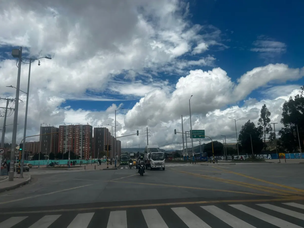 En plena avenida de Usme fue asesinada una mujer dentro de un taxi Una mujer fue asesinada a sangre fría por parte de dos sicarios en motocicleta, mientras ella se movilizaba en un taxi por la localidad de Usme.