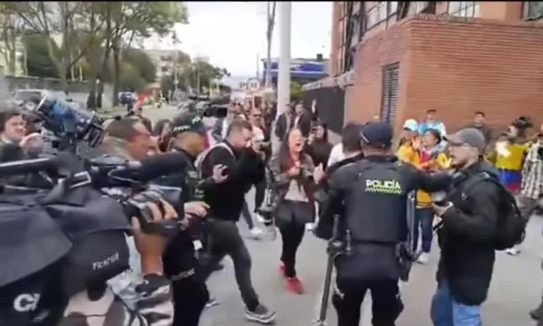 Enfrentamientos entre simpatizantes y detractores de Uribe afuera de Paloquemao