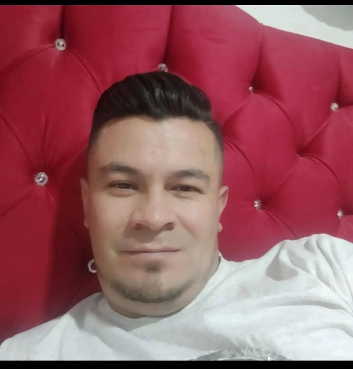 Familia clama justicia en el crimen de 'Dembis' en Puente Aranda 2 Familia clama justicia en el crimen de 'Dembis' en Puente Aranda Los familiares y allegados de Helbert Gilberto Quintero Díaz, alias ‘Dembis’, claman por justicia. ‘Dembis’ fue asesinado a puñaladas en la madrugada del 29 de junio en el barrio Ciudad Montes, Puente Aranda, y su familia exige celeridad en la investigación para que el responsable pague por el crimen.