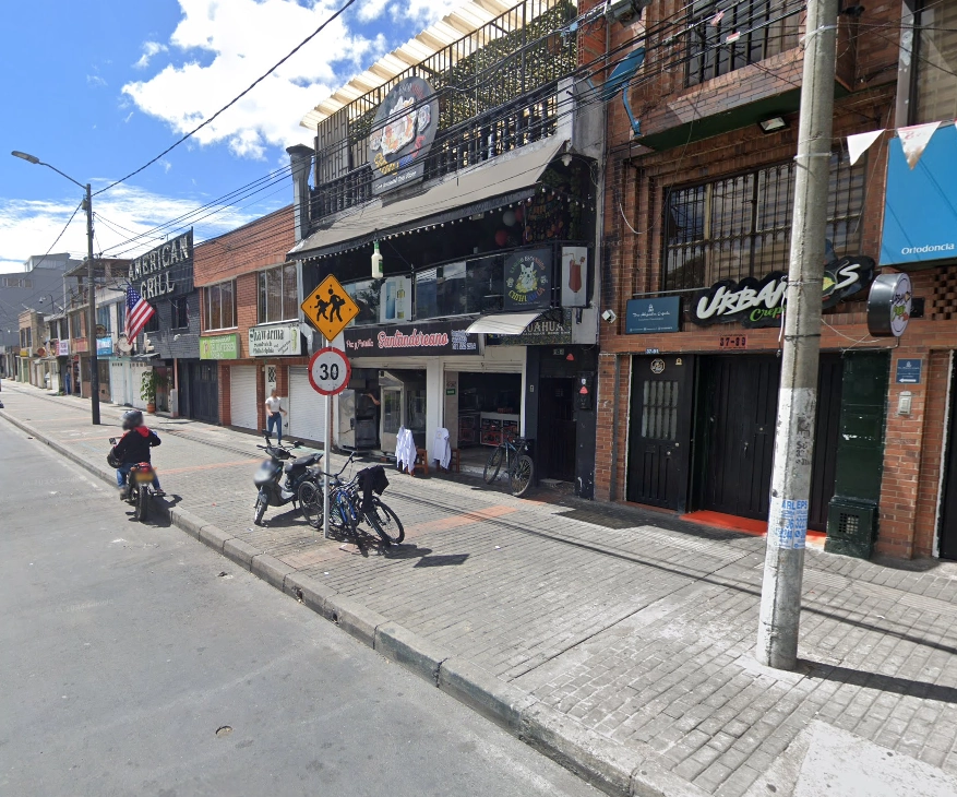 Familia clama justicia en el crimen de 'Dembis' en Puente Aranda 1 Familia clama justicia en el crimen de 'Dembis' en Puente Aranda Los familiares y allegados de Helbert Gilberto Quintero Díaz, alias ‘Dembis’, claman por justicia. ‘Dembis’ fue asesinado a puñaladas en la madrugada del 29 de junio en el barrio Ciudad Montes, Puente Aranda, y su familia exige celeridad en la investigación para que el responsable pague por el crimen.