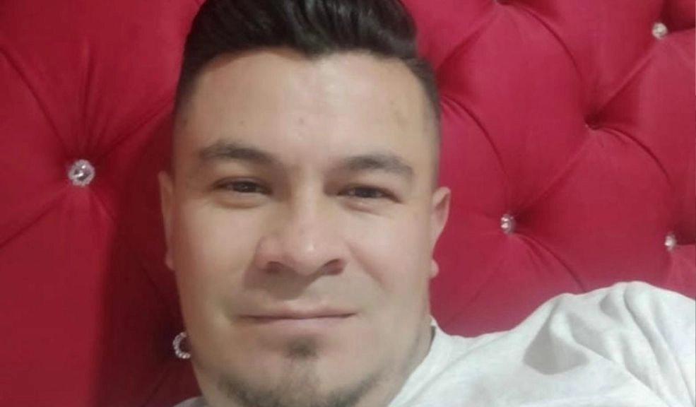 Familia clama justicia en el crimen de 'Dembis' en Puente Aranda 2 Familia clama justicia en el crimen de 'Dembis' en Puente Aranda Los familiares y allegados de Helbert Gilberto Quintero Díaz, alias ‘Dembis’, claman por justicia. ‘Dembis’ fue asesinado a puñaladas en la madrugada del 29 de junio en el barrio Ciudad Montes, Puente Aranda, y su familia exige celeridad en la investigación para que el responsable pague por el crimen.