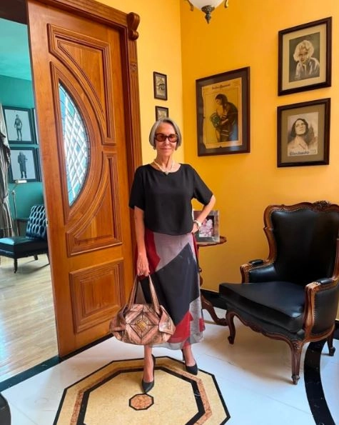 Florinda Meza responde a la acusación por embrujar a 'Chespirito' La actriz Florinda Meza, viuda de Roberto Gómez Bolaños, se vio nuevamente envuelta en la polémica tras una inusual acusación en redes sociales: un seguidor insinuó que Meza habría "embrujado" al comediante.