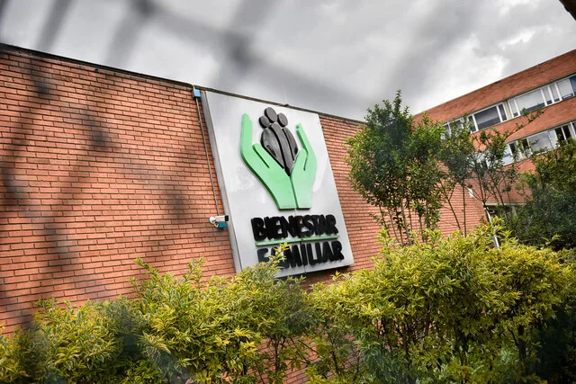ICBF aclara situación del menor testigo en el caso Miguel Uribe: "no hay privación de la libertad" El Instituto Colombiano de Bienestar Familiar (ICBF) ha aclarado la situación del segundo adolescente vinculado al atentado contra el senador Miguel Uribe Turbay, desmintiendo que se haya "fugado" o esté judicializado.