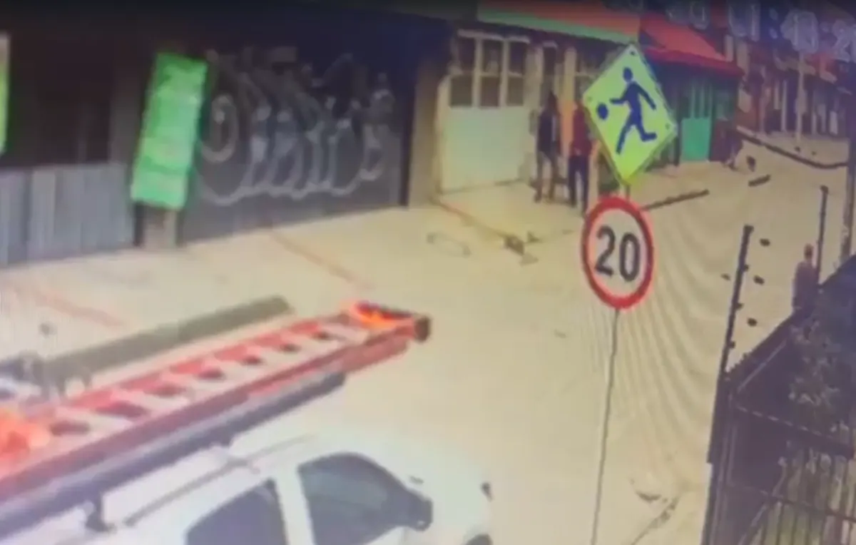 Indignante ataque con ácido en Fontibón: agresor permanece libre a pesar de pruebas 3 Indignante ataque con ácido en Fontibón: agresor permanece libre a pesar de pruebas Un padre de familia y maestro de obra fue brutalmente atacado con ácido en Fontibón, solo por reclamar un acto de intolerancia. Lo más indignante es que su agresor está libre, a pesar de las pruebas.