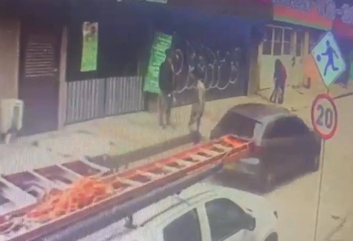 Indignante ataque con ácido en Fontibón: agresor permanece libre a pesar de pruebas 2 Indignante ataque con ácido en Fontibón: agresor permanece libre a pesar de pruebas Un padre de familia y maestro de obra fue brutalmente atacado con ácido en Fontibón, solo por reclamar un acto de intolerancia. Lo más indignante es que su agresor está libre, a pesar de las pruebas.